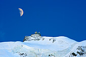 Mond über Station Jungfraujoch, Jungfrau, Grindelwald, UNESCO Welterbe Schweizer Alpen Jungfrau - Aletsch, Berner Oberland, Bern, Schweiz, Europa