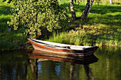 Ruderboot an Seeufer, Süd Schweden, Skandinavien, Europa