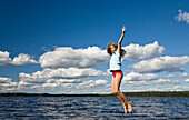 Mädchen, 9 Jahre alt, springt in die Luft am Boasjön See, Smaland, Süd Schweden, Skandinavien, Europa