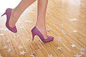 Füße und Schuhe einer Tänzerin auf Parkettboden