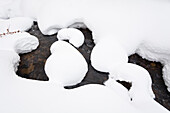 Bachlauf im Winter in tiefem Schnee, Kleine Ohe, Nationalpark Bayerischer Wald, Niederbayern, Deutschland, Europa