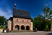 Karolingische Torhalle von Kloster Lorsch im Sonnenlicht, eine ehemalige Benediktinerabtei, Lorsch, Hessische Bergstraße, Hessen, Deutschland, Europa