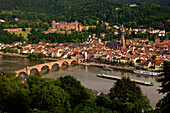 Blick vom Philosophenweg auf die Altstadt mit Schloss, Heiliggeistkirche und Alte Brücke, Heidelberg, Baden-Württemberg, Deutschland, Europa