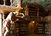 Stiftsbibliothek Waldsassen im Kloster Waldsassen, eine Abtei der Zisterzienserinnen in Waldsassen, Tragefigur (Atlas) der Stiftsbibliothek, Der heuchlerische Narr mit dem Vogel der Selbsterkenntnis,Oberpfalz, Bayern, Deutschland, Europa