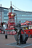 Skulptur am Feuerschiff am Cardiff Bay, Cardiff, Wales, Großbritannien