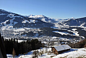 Blick von der Kitzbüheler Horn Bahn auf Kitzbühel, Winter in Tirol, Österreich