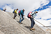 Wanderer auf Gornergletscher, Hüttenweg zur Monte-Rosa Hütte, Zermatt, Kanton Wallis, Schweiz, Klimahörpfad von myclimate