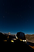 Neue Monte-Rosa-Hütte bei Nacht, Matterhorn im Hintergrund, Zermatt, Kanton Wallis, Schweiz, Klimahörpfad von myclimate