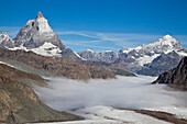 Blick über Gornergletscher im Nebelmeer zum Matterhorn, Zermatt, Kanton Wallis, Schweiz, Klimahörpfad von myclimate