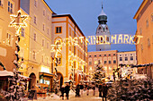 Personen gehen zum Christkindlmarkt, Christkindlmarkt Rosenheim, Rosenheim, Oberbayern, Bayern, Deutschland, Europa