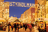 People approaching Christmas market, Christmas market Rosenheim, Rosenheim, Upper Bavaria, Bavaria, Germany, Europe