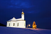 Beleuchtete Kapelle mit Christbaum, Achensee, Tirol, Österreich, Europa