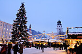 Christkindlmarkt am Abend, Christkindlmarkt Salzburg, UNESCO Weltkulturerbe Salzburg, Salzburg, Österreich, Europa