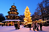 Menschen auf dem Christkindlmarkt am Abend, Chinesischer Turm, Englischer Garten, München, Oberbayern, Bayern, Deutschland, Europa