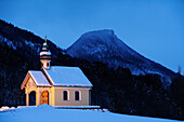 Snow covered chapel, Heuberg in background, Inntal, Chiemgau, Upper Bavaria, Bavaria, Germany, Europe