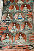 Buddhistische Grotten von Dazu, im 11. Jahrhundert unter Federführung eines buddhistischen Mönches in den Fels gehauen, Mahayana Buddhismus, Weltkulturerbe, Touristen, Dazu, Chongqing, VR China