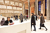 Besucher mit Audioführung im Neuen Museum, Museumsinsel, Berlin, Deutschland