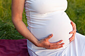 Schwangerer berührt ihren Bauch, Leipzig, Sachsen, Deutschland