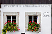 Fenster mit Blumenkästen und Schriftzug an der Fassade von einem Restaurant, Lückendorf, Oybin, Sachsen, Deutschland