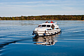 Le Boat Hausboot auf dem Zootzensee, nahe Zechlinerhütte, Nördliche Brandenburgische Seenplatte (nahe Mecklenburgische Seenplatte), Brandenburg, Deutschland, Europa