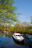Le Boat Hausboot auf einem Kanal nahe Ellbogensee, Mecklenburgische Seenplatte, Mecklenburg, Deutschland, Europa