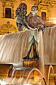 Nahaufnahme vom Turia Brunnen bei Nacht, Plaza de la Virgen, Valencia, Spanien