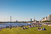 Blick auf Menschen am Ufer und die Altstadt, Düsseldorf, Nordrhein-Westfalen, Deutschland, Europa
