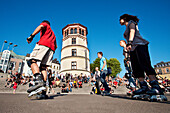Skater vor dem Schlossturm, Rheinuferpromenade, Altstadt, Düsseldorf, Nordrhein-Westfalen, Deutschland, Europa