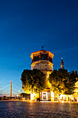 Beleuchteter Schlossturm am Abend, Burgplatz, Altstadt, Düsseldorf, Nordrhein-Westfalen, Deutschland, Europa