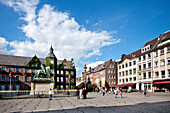 Rathaus in der Altstadt unter Wolken, Düsseldorf, Nordrhein-Westfalen, Deutschland, Europa