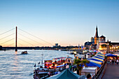 Rheinuferpromenade in der Abenddämmerung, Altstadt, Düsseldorf, Nordrhein-Westfalen, Deutschland, Europa