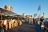 Menschen vor Restaurants an der Rheinuferpromenade, Altstadt, Düsseldorf, Nordrhein-Westfalen, Deutschland, Europa