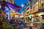 Abendstimmung, Menschen in Strassencafe am Abend, Altstadt, Düsseldorf, Nordrhein-Westfalen, Deutschland, Europa