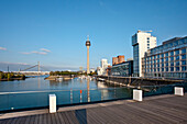 Rheinturm im Sonnenlicht, Medienhafen, Düsseldorf, Nordrhein-Westfalen, Deutschland, Europa