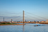 Rhein und Rheinkniebrücke, Altstadt, Düsseldorf, Nordrhein-Westfalen, Deutschland, Europa