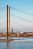 Rhein und Rheinkniebrücke, Blick auf die Altstadt, Düsseldorf, Nordrhein-Westfalen, Deutschland, Europa