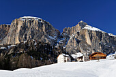 Bergbauernhof unter Felswand, Gadertal, UNESCO Weltkulturerbe Dolomiten, Dolomiten, Trentino, Südtirol, Italien, Europa