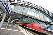 Einfahrender Zug, Berlin Hauptbahnhof, Berlin, Deutschland