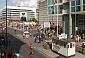 Checkpoint Charlie, einer der bekanntesten Berliner Grenzübergänge durch die Berliner Mauer zwischen 1961 und 1990, Friedrichstrasse, Mitte, Berlin, Deutschland