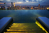 Blick auf die Central Business District von Sands SkyPark Infinity Pool, Marina Bay Sands Hotel, Singapur, Asien