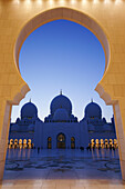 Sheikh Zayed Moschee, Blick durch einen Bogen auf die Hauptkuppel, Abu Dhabi, Vereinigte Arabische Emirate, VAE