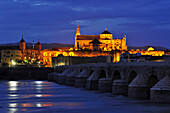 Römische Brücke über Guadalquivir, Mezquita-Catedral im Hintergrund, Cordoba, Andalusien, Spanien