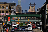 U-Bahnstation und Zug, Straßenverkehr, Queens Plaza, Queens, New York, USA, New York City, New York, USA, Nordamerika, Amerika