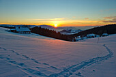 Winter scenery with farmhouses in sunset, St Margen, Black Forest, Baden-Würtemberg, Germany