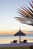 Menschenleerer Strand des Shanti Maurice Resort bei Sonnenuntergang, Souillac, Mauritius, Afrika