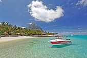 Strand und der Berg Le Morne Brabant im Sonnenlicht, Beachcomber Hotel Paradis &amp,amp,amp,amp,amp,amp; Golf Club, Mauritius, Afrika