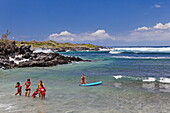 Menschen baden im Meer, Saint Gilles les Bains, La Reunion, Indischer Ozean