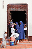 Kinder vor der geschnitzten Tür der Jami Moschee, Stonetown, Sansibar City, Sansibar, Tansania, Afrika