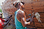 Arbeiter in der Dau-Werft im Dorf Nungwi, Sansibar, Tansania, Afrika