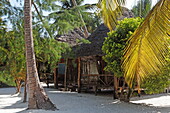 Einfache Bungalows des Santa Maria Coral Park Hotels am Strand, Pongwe, Sansibar, Tansania, Afrika